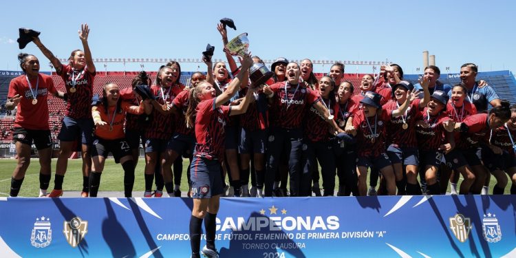 El cuerpo técnico de San Lorenzo con Olé: de agarrar un equipo que no formaron a sacarlo campeón en seis meses