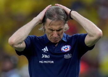 El motivo por el que le descontarán parte del sueldo a Ricardo Gareca en Chile