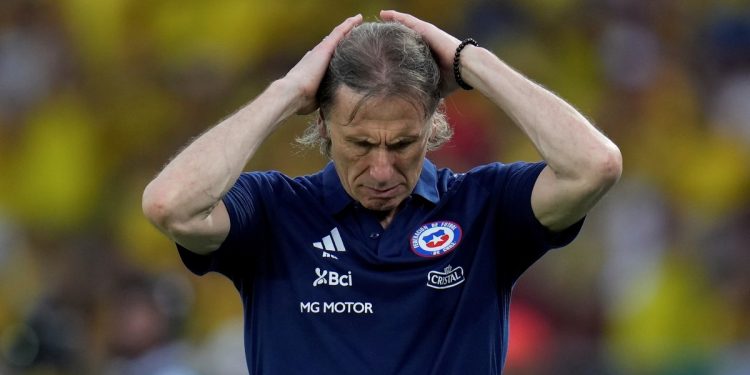 El motivo por el que le descontarán parte del sueldo a Ricardo Gareca en Chile