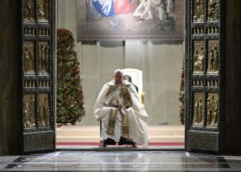 El Papa Francisco abrió la Puerta Santa de San Pedro y dio inicio al Jubileo: “Dios siempre perdona todo”