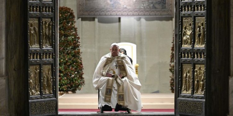El Papa Francisco abrió la Puerta Santa de San Pedro y dio inicio al Jubileo: “Dios siempre perdona todo”