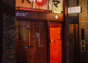 El restaurante japonés escondido a metros del Mercado de las Pulgas que combina vinilos, yakitoris y sushi