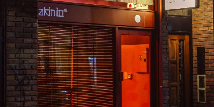 El restaurante japonés escondido a metros del Mercado de las Pulgas que combina vinilos, yakitoris y sushi