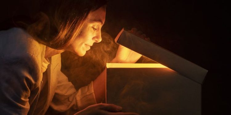 El ritual de la cajita de la abundancia del 31 de diciembre: además de laurel, qué hay que poner adentro