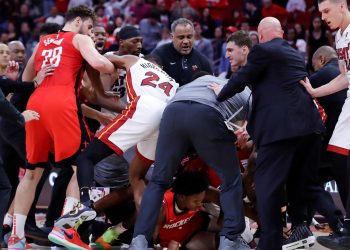 Escándalo en la NBA: un partido terminó con siete expulsados por una batalla campal