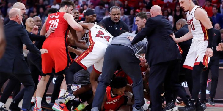 Escándalo en la NBA: un partido terminó con siete expulsados por una batalla campal