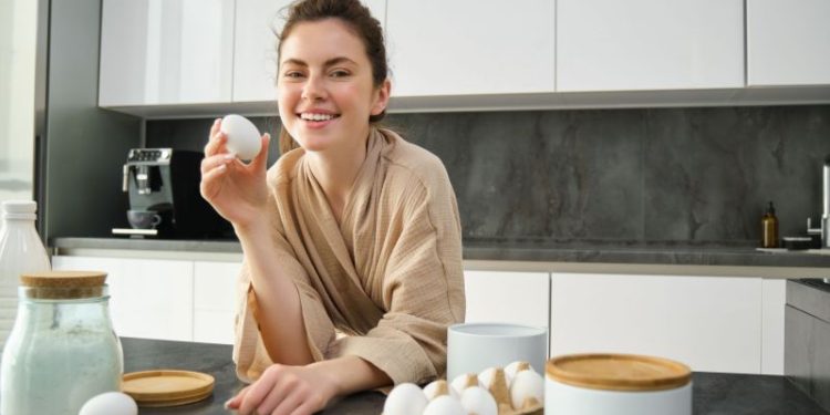 Huevos frescos: cuánto tiempo duran guardados en la heladera antes de que se pudran