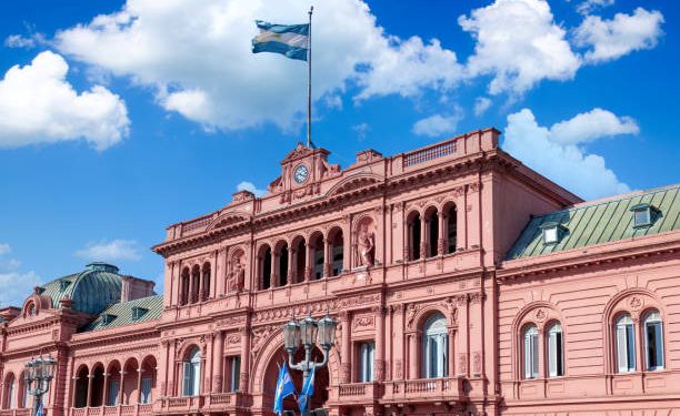 Bono de Fin de Año por decreto para trabajadores del estado que incluye agentes SIDE, pero solo a los activos. -Fe de erratas-