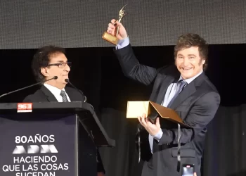 Javier Milei Recibe Premio en Uruguay y Cuestiona al Estado: “Es una Asociación Criminal”