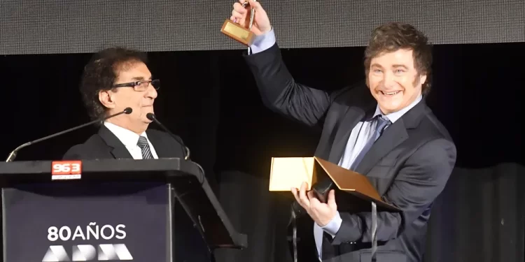 Javier Milei Recibe Premio en Uruguay y Cuestiona al Estado: “Es una Asociación Criminal”
