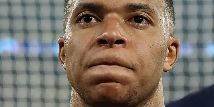 Kylian Mbappé podría sacar al París Saint Germain de la Champions League por una denuncia
