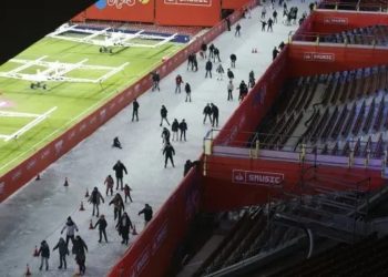 La cancha del Atlético de Madrid se transformó en una pista de hielo