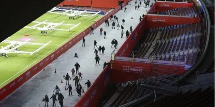 La cancha del Atlético de Madrid se transformó en una pista de hielo