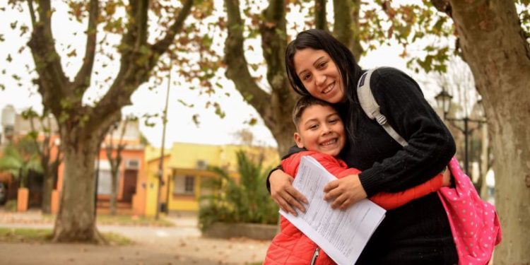 La fecha límite que puso ANSES para presentar la libreta AUH y cobrar un 20% extra de la asignación