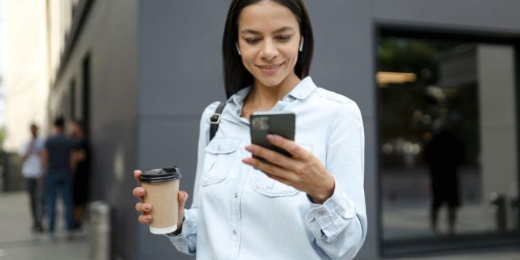 La función que hay que desactivar del teléfono celular para que no te roben los datos bancarios