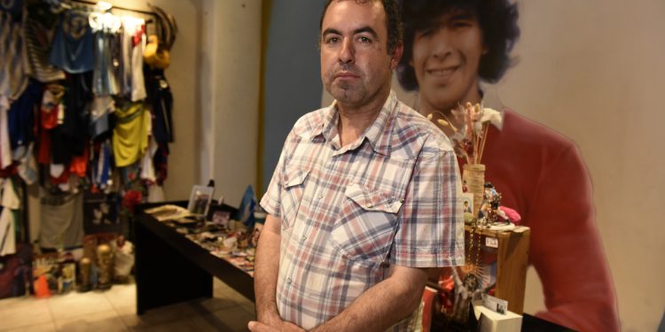 La historia del desconocido ahijado de Maradona que trabaja cuidando su santuario en La Paternal