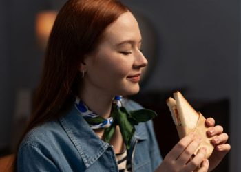 La histórica confitería porteña que tenés que conocer: prepara los mejores sándwiches de miga de CABA, según los expertos