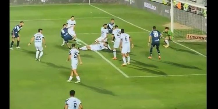 La mano que reclamó Vélez en el PT ante Central Córdoba: ¿fue penal?