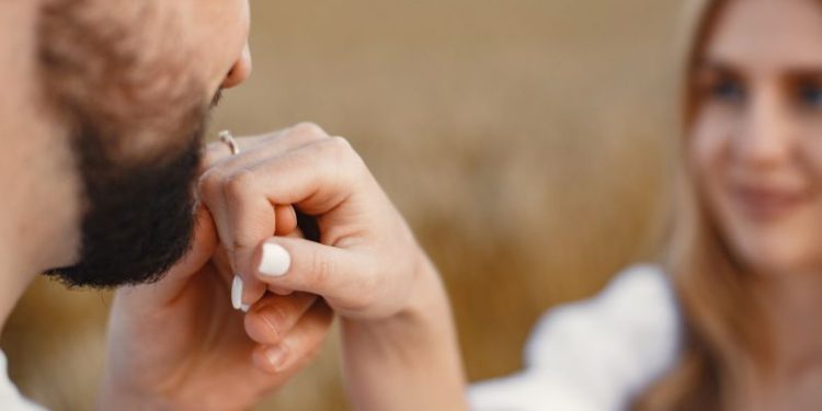 La piedra preciosa perfecta para conseguir el amor en el verano: cómo activar sus poderes de atracción y seducción