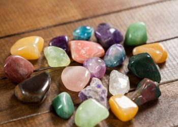 La piedra preciosa que debe usar cada signo del zodíaco en la cena de Año Nuevo para atraer la suerte en 2025