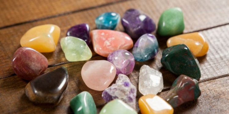 La piedra preciosa que debe usar cada signo del zodíaco en la cena de Año Nuevo para atraer la suerte en 2025