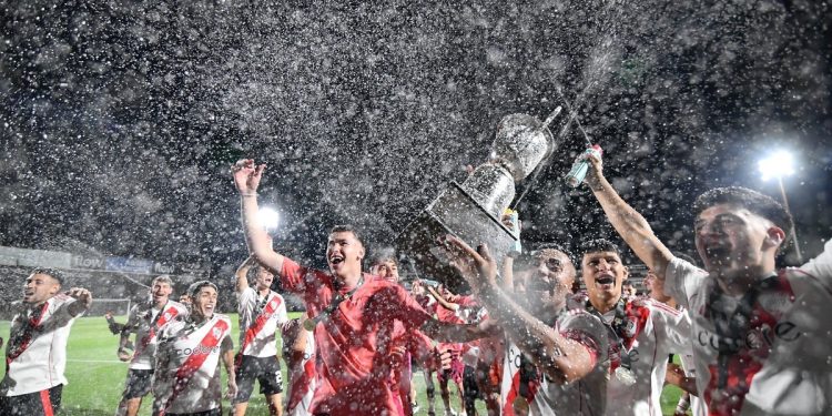 Los festejos de River tras ganar la Copa Proyección: el recuerdo de Madrid y el “podemos ser unos supercampeones” de uno de los protagonistas