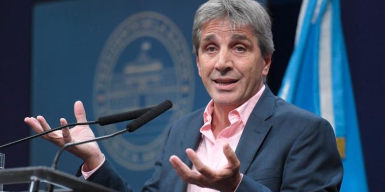 Real barato versus súper peso de Luis Caputo: el mercado teme un verano caliente