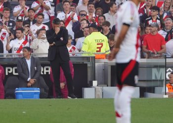 Luto, lágrimas y ovación: el conmovedor homenaje de River por el fallecimiento del papá de Gallardo