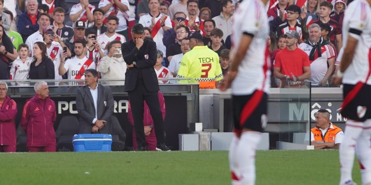 Luto, lágrimas y ovación: el conmovedor homenaje de River por el fallecimiento del papá de Gallardo