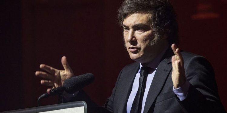 Milei mantiene su imagen positiva, pero dos figuras lo siguen de cerca