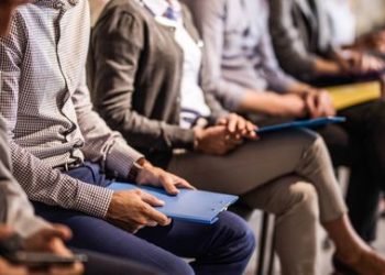 Ni trabajo remunerado ni pensión: las amas de casa podrán acceder a esta ayuda del SEPE