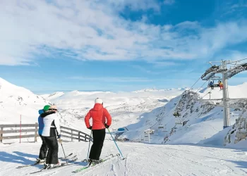 Las primeras nevadas ya permiten esquiar en León, pero no en el resto de estaciones