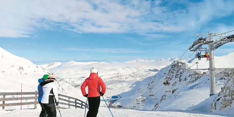 Las primeras nevadas ya permiten esquiar en León, pero no en el resto de estaciones