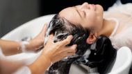 Cuidado del cabello: los 5 tips para evitar el quiebre y el frizz del pelo durante el verano, según profesionales