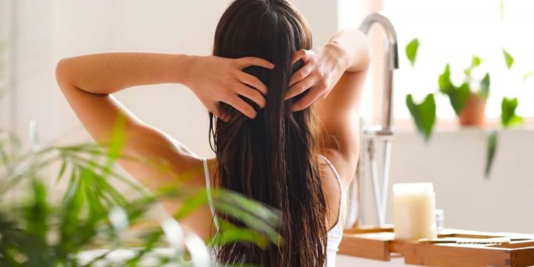 No es la keratina: cuál es la mezcla casera que hidrata el cabello para tenerlo lacio y con mayor brillo
