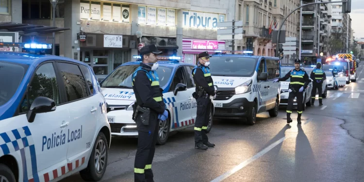 Sancionados dos hombres sorprendidos trepando el árbol de Navidad de la Plaza Mayor de Salamanca