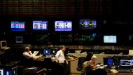 Prevén otra baja de 30% en riesgo país y vuelan las acciones de los bancos