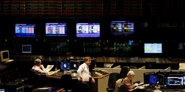 Prevén otra baja de 30% en riesgo país y vuelan las acciones de los bancos