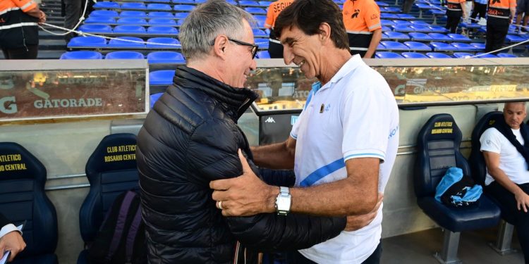 ¿Qué le dijo? El caballeroso gesto de Ariel Holan con Gustavo Costas