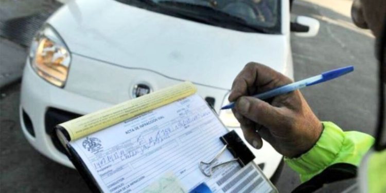 ¿Qué pasa si no se paga las multas del auto y cuándo prescriben?