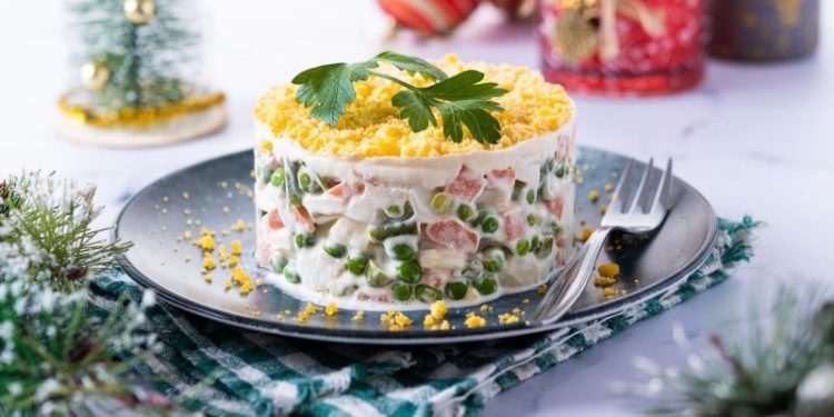 Recetas navideñas clásicas: el secreto de los expertos de la cocina para preparar la ensalada rusa perfecta