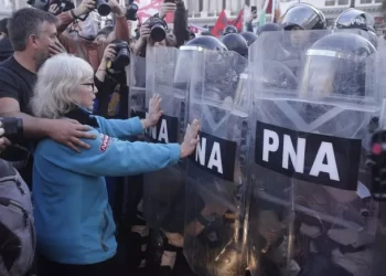 Jubilados marcharon contra la decisión del PAMI de restringir el acceso a los medicamentos gratis: hubo empujones con la policía