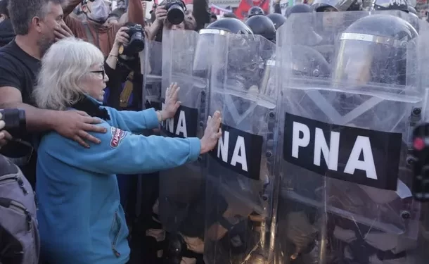 Jubilados marcharon contra la decisión del PAMI de restringir el acceso a los medicamentos gratis: hubo empujones con la policía