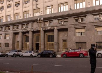 Se acercan pagos a bonistas, crece la confianza y cae más el riesgo país