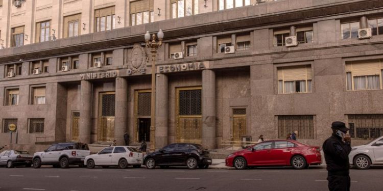 Se acercan pagos a bonistas, crece la confianza y cae más el riesgo país