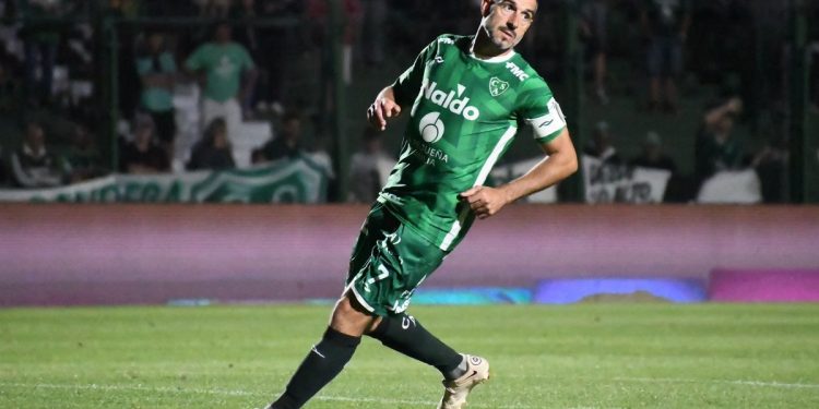 ¿Se despide? El emotivo gesto de Licha López a los hinchas de Sarmiento tras el empate ante Defensa y Justicia