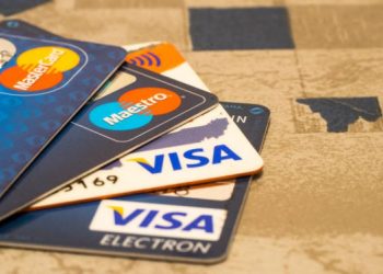 Tarjetear ahora es más barato por la baja de tasas del BCRA