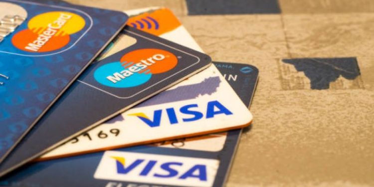 Tarjetear ahora es más barato por la baja de tasas del BCRA