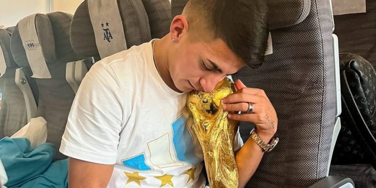 Thiago Almada: el recuerdo de Qatar 2022 y “jugaría en Boca o River, pero la prioridad se la doy a Vélez”