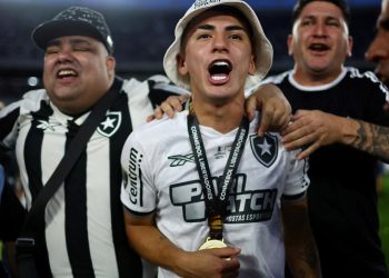 Thiago Almada y su familia en el Monumental: “Sí sí señores, yo soy de…”